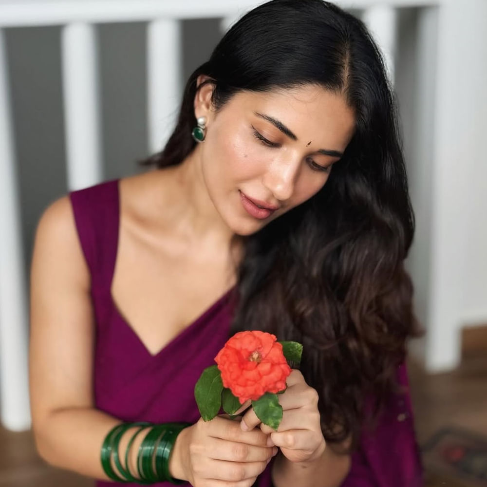 తనే హీరోయిన్ రుహానీ శర్మ. కెరీర్ ప్రారంభంలోనే చిలసౌ వంటి విభిన్న కంటెంట్ సినిమాతో జనాలకు దగ్గరయ్యింది. ఇందులో పద్దతిగా ఢీగ్లామర్ లుక్ లో కనిపించి నటిగా ప్రశంసలు అందుకుంది. కానీ ఈ సినిమా అంతగా హిట్ కాకపోవడంతో రుహానీ అంతగా క్రేజ్ రాలేదు. ఆ తర్వాత తెలుగులో వరుస అవకాశాలు అందుకుంది. 