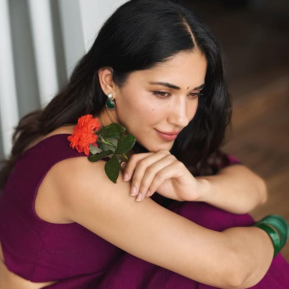 టాలీవుడ్ ఇండస్ట్రీలో అడపాదడపా చిత్రాల్లో నటిస్తూ ప్రేక్షకులను అలరిస్తుంది. చిలసౌ సినిమా తర్వాత డర్టీ హరి, నూటొక్క జిల్లాల అందగాడు, హార్ , సైంధవ్ వంటి చిత్రాల్లో నటించింది. అయితే ఈ సినిమాలు బాక్సాఫీస్ వద్ద అంతగా మెప్పించలేదు. దీంతో రుహానీకి సైతం అంతగా పాపులారిటీ రాలేదు. 