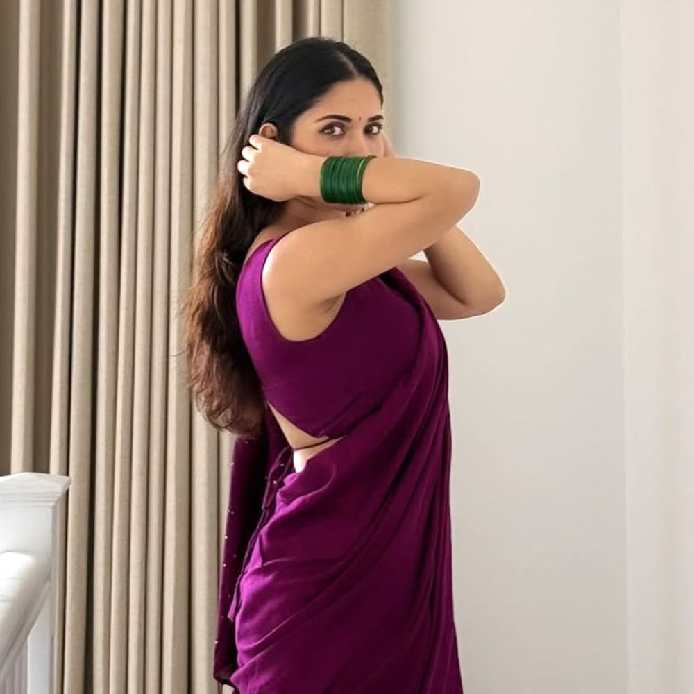 అందంలో అప్సరస ఆమె.. తెలుగుతోపాటు తమిళంలోనూ వరుస సినిమాల్లో నటిస్తుంది. కానీ ఈ ముద్దుగుమ్మకు ఇప్పటికీ సరైన బ్రేక్ మాత్రం రాలేదు. ఇప్పటివరకు తెలుగులో ఎనిమిది సినిమాల్లో నటించింది. కానీ అందులో రెండు మాత్రమే బ్లాక్ బస్టర్ హిట్ అయ్యాయి. ఇంతకీ ఈ వయ్యారి ఎవరో తెలుసా.. ? 