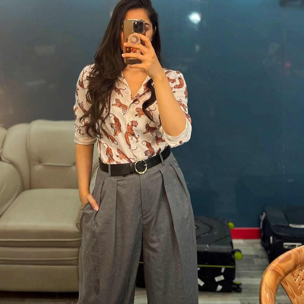 మొదటి సినిమాతోనే సూపర్ హిట్ అందుకున్న ఈ వయ్యారికి ఇప్పుడు సోషల్ మీడియా భారీ ఫాలోయింగ్ వచ్చేసింది. సప్త సాగరాలు దాటి సినిమాతో సౌత్ ఇండస్ట్రీలో ఒక్కసారిగా ఫేమస్ అయ్యింది ఈ హీరోయిన్. ఈ సినిమా ఆమెకు స్టార్ ఇమేజ్ తెచ్చిపెట్టింది.