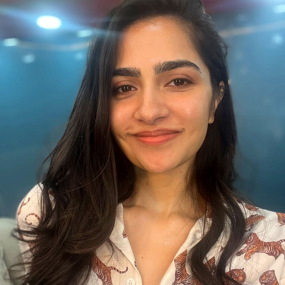 కన్నడలో సూపర్ హిట్ అయిన సినిమా సప్త సాగరాలు దాటి సినిమా. ఇందులో రక్షిత్ శెట్టి హీరోగా నటించగా.. కథానాయికగా అందరి దృష్టిని ఆకర్షించింది రుక్మిణి వసంత్. బీర్బల్ సినిమాతో హీరోయిన్ గా తెరంగేట్రం చేసిన ఈ వయ్యారి హిందీలో అప్ స్టైర్స్ అనే సినిమాలో నటించింది.