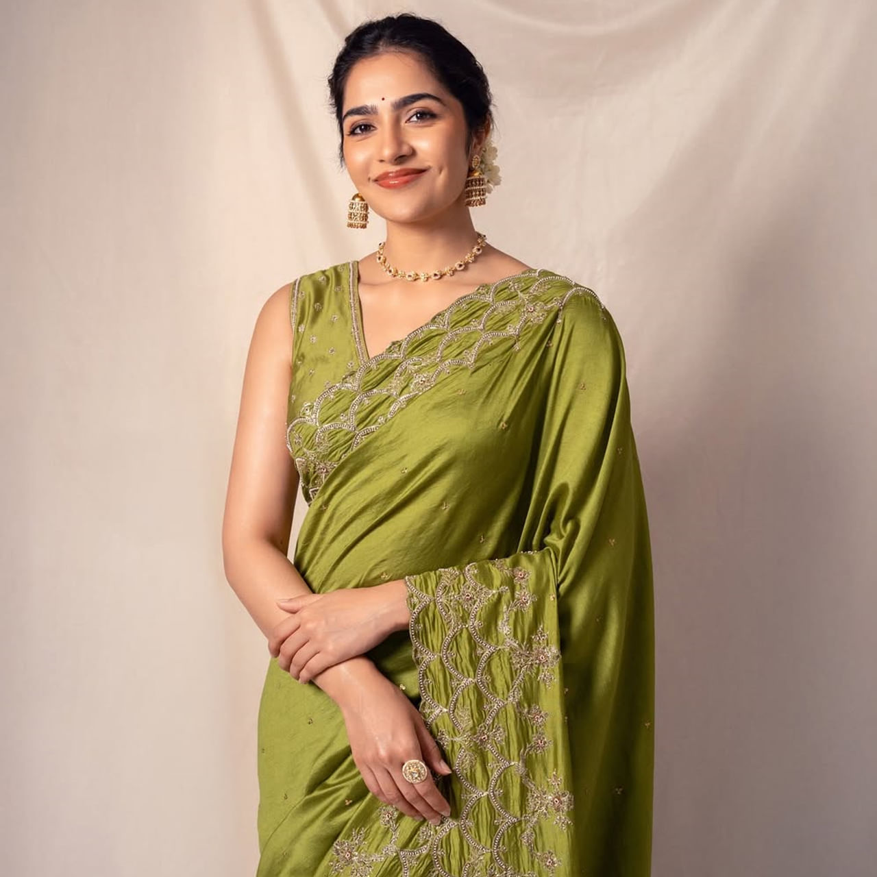 ప్రస్తుతం టాలీవుడ్ ఇండస్ట్రీలో మారు మోగుతున్న పేరు రుక్మిణి వసంత్. సప్త సాగరాలు దాటి సినిమాతో మంచి క్రేజ్ సంపాదించుకుంది. కన్నడలో వరుస సినిమాల్లో నటించిన ఈ బ్యూటీకి ఇప్పుడు తెలుగులో అవకాసాలు క్యూ కట్టాయి. ఒక్క సినిమాతోనే తెలుగువారి హృదయాలు గెలుచుకుంది. 