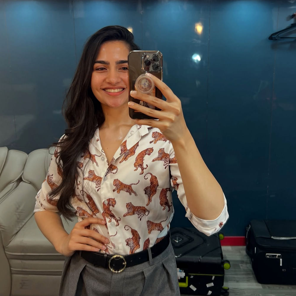 సోషల్ మీడియాలో ఈ ముద్దుగుమ్మ చాలా యాక్టివ్ గా ఉంటుంది. తాజాగా రుక్మిణి తన ఇన్ స్టాలో షేర్ చేసిన ఫోటోస్ తెగ వైరలవుతున్నాయి. కవ్వించే కళ్లు.. నిషా చూపులతో చంపేస్తోంది ఈ చిన్నది. ప్రస్తుతం ఈ అమ్మడు ఫోటోలు చూసి ఫిదా అవుతున్నారు ఫ్యాన్స్.