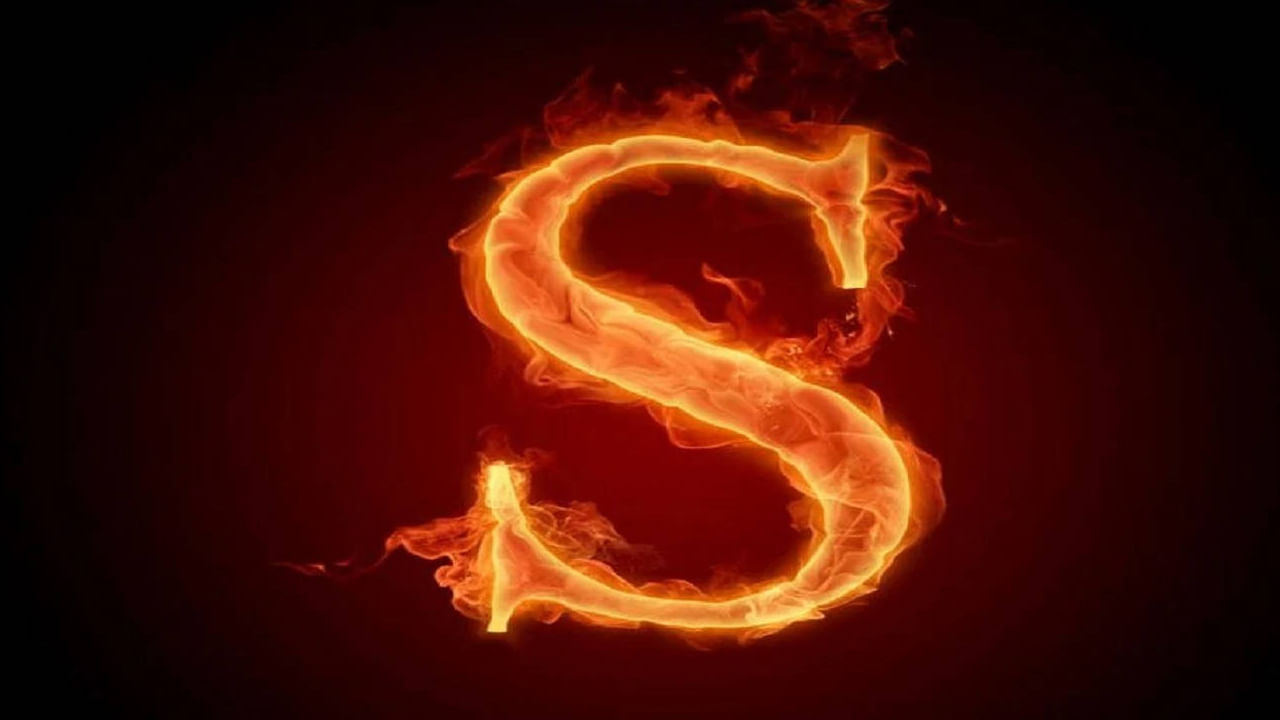 చాలా మంది తమ భవిష్యత్తు గురించి తెలుసుకోవడానికి ఇష్టపడతారు. జ్యోతిష్యశాస్త్రం ప్రకారం పండితుల ద్వారా తెలుసకుంటారు. కానీ చాలా మందికి తెలియని విషయం ఏమిటంటే? వ్యక్తి కెరీర్ పై తన పేరు, పుట్టిన తేదీ కూడా ప్రభావం చూపిస్తుందంట. పేరులో మొదటి అక్షరం బట్టి ఆ వ్యక్తి జీవితం చాలా వరకు తెలుసుకోవచ్చని చెబుతున్నారు నిపుణులు. కాగా, ఇప్పుడు మనం Sతో ఎవరి పేరు అయితే మొదలవుతుందో వారి వ్యక్తిత్వం గురించి తెలుసుకుందాం పందండి!