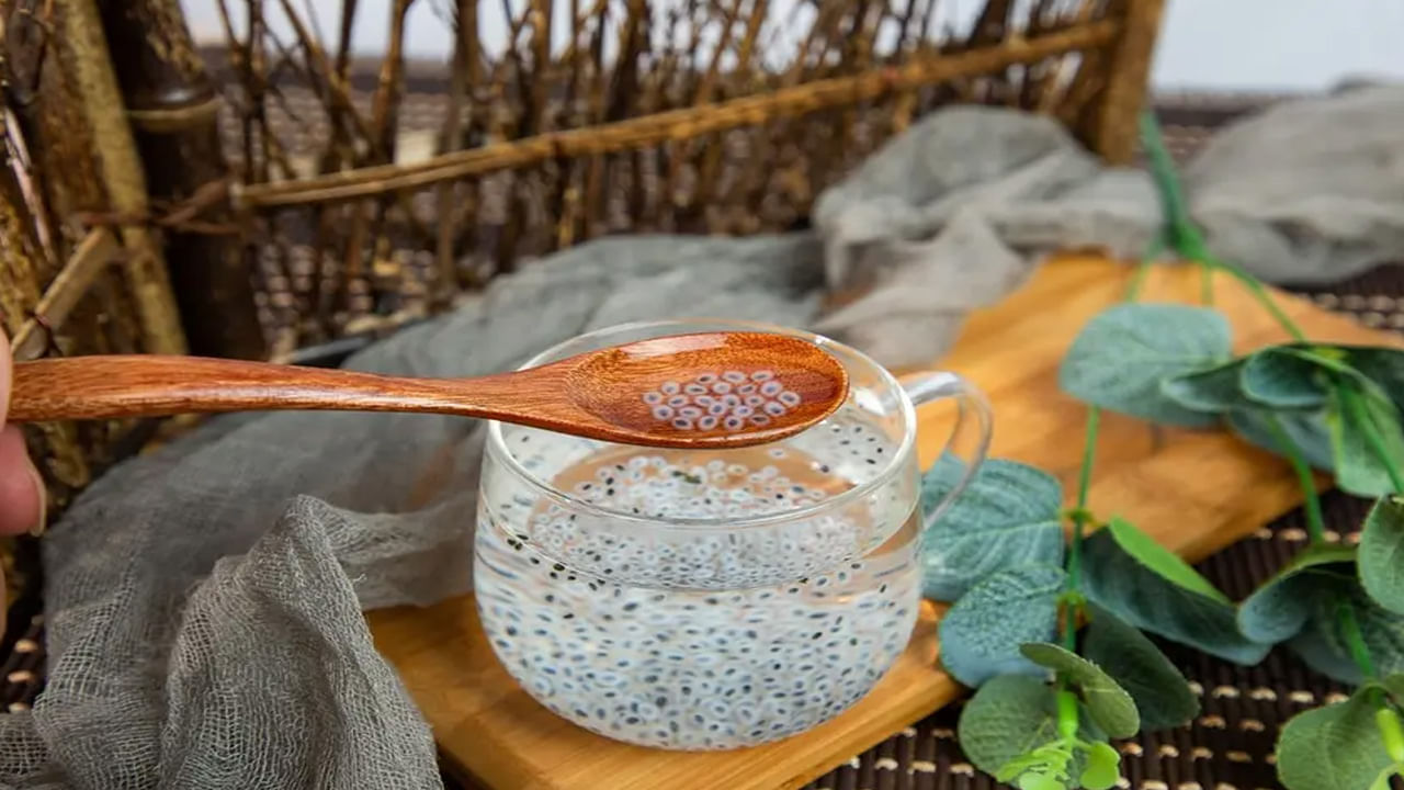 సబ్జా గింజల్లో విటమిన్ ఇ సమృద్ధిగా నిండి వుంటుంది. విటమిన్‌ ఇ చర్మాన్ని కాంతివంతంగా మార్చేందుకు సహాయపడుతుంది. అంతే కాకుండా ఈ గింజల్లో విటమిన్ ఎ, సి, పొటాషియం, మెగ్నీషియం, కాపర్ లాంటి పోషకాలు పుష్కలంగా ఉంటాయి. ఇవన్నీ చర్మ సౌందర్యాన్ని పెంచుతాయి. తరచూ సబ్జా గింజలు వాడకం వల్ల చర్మానికి తగినంత పోషణ లభిస్తుంది. చర్మం ఆరోగ్యంగా, మృదువుగా ఉంటుంది. 