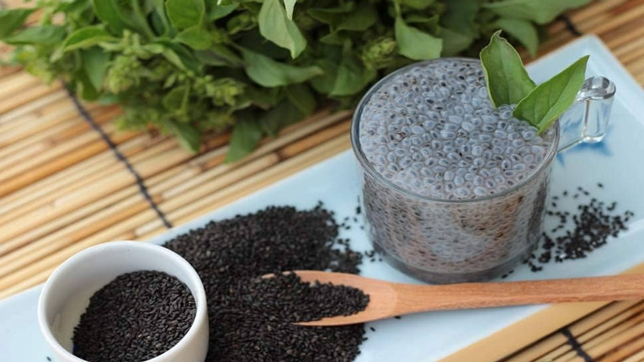 ప్రస్తుతం చాలా మందికి చిన్న వయసులోనే వృద్ధాప్య ఛాయలు కనిపిస్తున్నాయి. అలాంటి వారు సబ్జా గింజలను క్రమం తప్పకుండా వాడితే చక్కటి ఫలితం ఉంటుంది. అలాగే, ఈ గింజలతో తయారు చేసిన ఫేస్​ఫ్యాక్ వేసుకుంటే ముఖంపై ముడతలు, మచ్చలను దూరం చేస్తుంది. చెంచా కొబ్బరి నూనెలో సరిపడినంత సబ్జా గింజల పొడిని కలుపుకొని ముఖానికి రాసుకుని.. 15 నిమిషాల తరువాత గోరువెచ్చని నీటితో కడిగేసుకుంటే త్వరలోనే మీరు ఊహించని మార్పును చూస్తారు. 