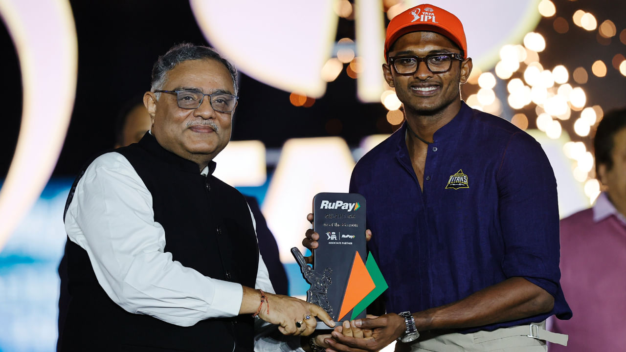 గుజరాత్ టైటాన్స్ తరపున ఆడిన సాయి సుదర్శన్, IPL 2025 లో ఆరెంజ్ క్యాప్ విజేతగా నిలిచాడు. అతను 15 ఇన్నింగ్స్లలో 759 పరుగులు చేసి అత్యధిక పరుగులు చేసిన ఆటగాడిగా నిలిచాడు. సుదర్శన్ తొలిసారి ఆరెంజ్ క్యాప్ గెలుచుకున్నాడు.