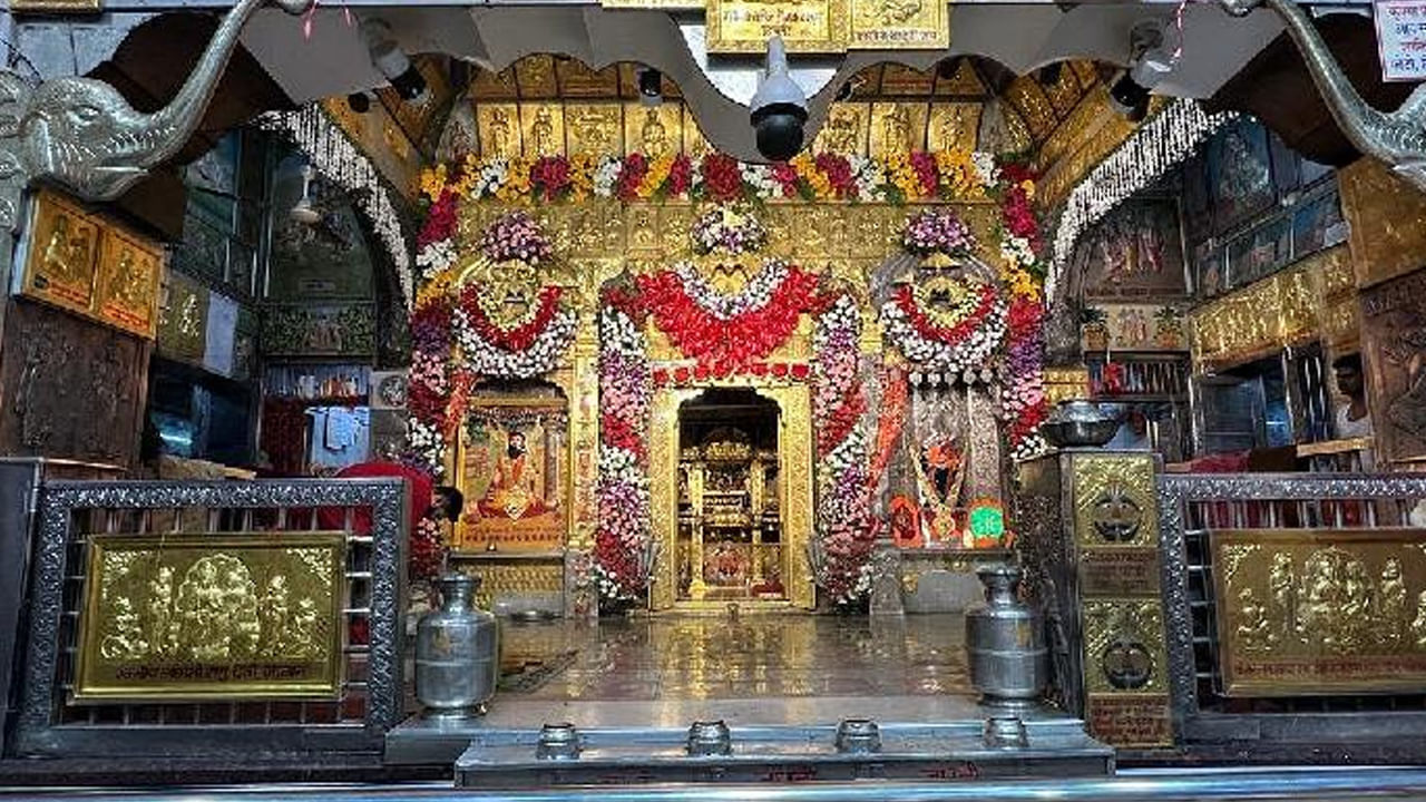 సలాసర్‌లో సాధువు మోహన్‌దాస్ మహారాజ్ కూడా తన కలలో గడ్డం, మీసాలతో ఉన్న హనుమంతుడిని చూశాడు. బాలాజీ ఈ రూపంలో కనిపిస్తాడని ఆయన చెప్పాడు. ఠాకూర్ విగ్రహాన్ని ఎద్దుల బండిపై సలాసర్‌కు తరలించారు. ఎద్దుల బండి ఎక్కడ ఆగిందో అక్కడ విగ్రహాన్ని ప్రతిష్టించారు. ఈ ప్రదేశం నేటి సలాసర్ బాలాజీ ధామ్.
