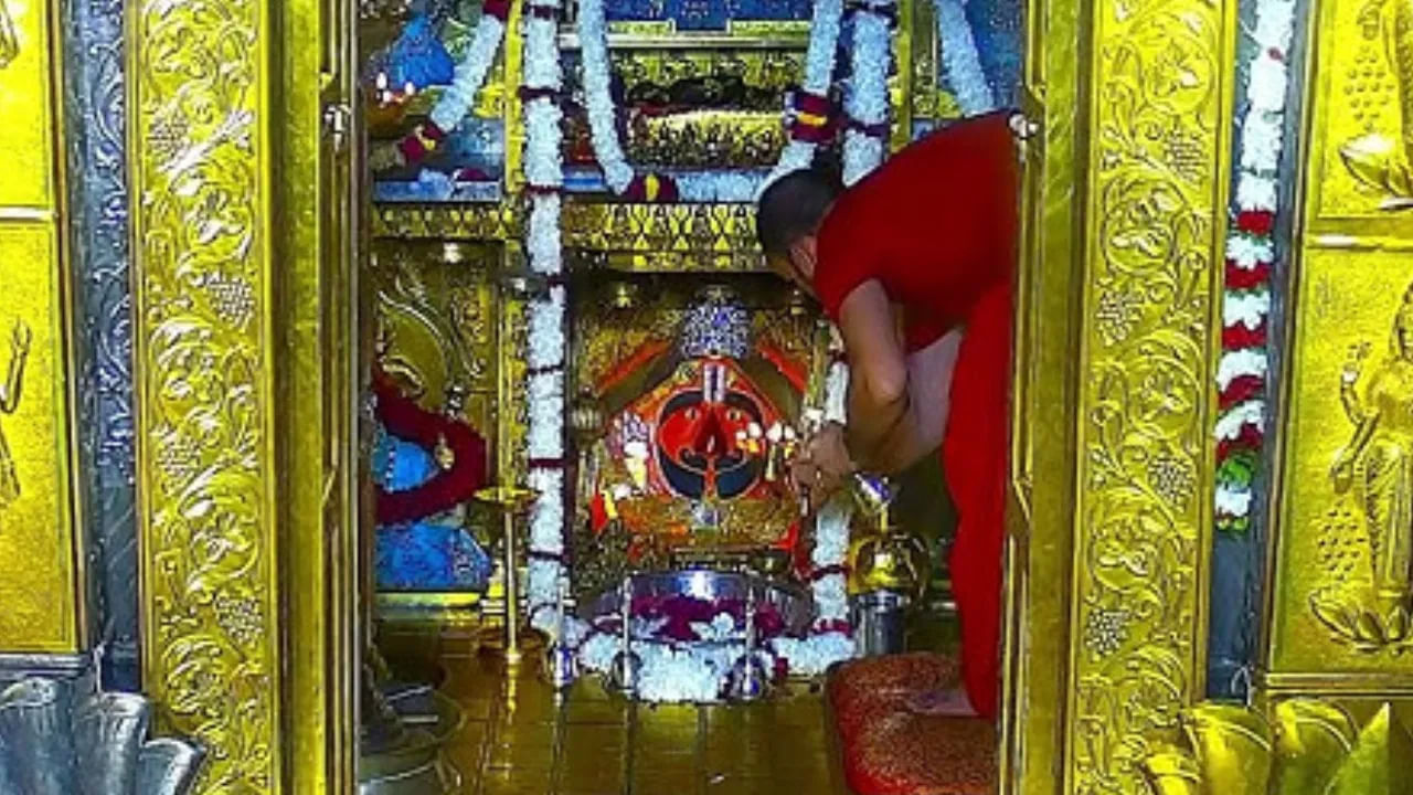 భక్తులు తమ ప్రార్థనలు నెరవేరడానికి ఆలయంలో కొబ్బరికాయలు కడతారు. సలాసర్ బాలాజీ ధామ్ రాజస్థాన్‌లోనే కాకుండా దేశవ్యాప్తంగా, విదేశాలలో కూడా హనుమంతుడి భక్తులకు ఒక పెద్ద విశ్వాస కేంద్రంగా పరిగణించబడుతుంది. 