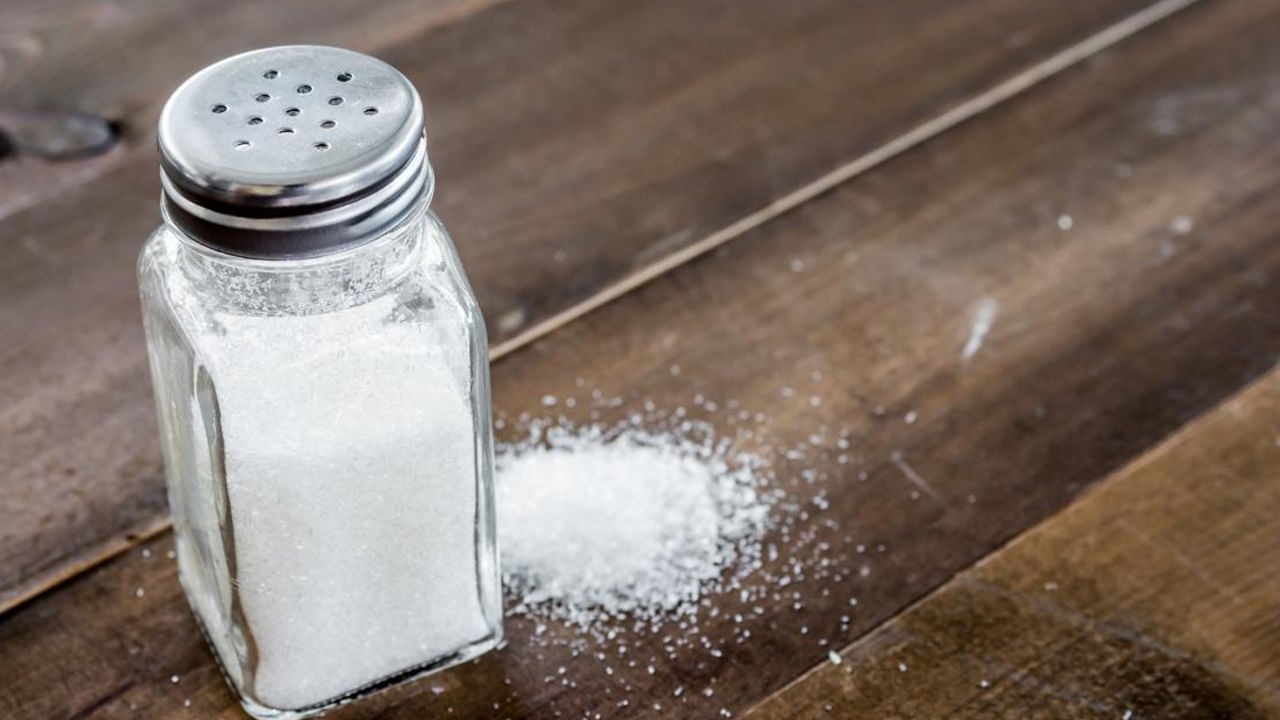 ఉప్పు ఎక్కువగా తింటే ఎక్కువ సార్లు మూత్ర విసర్జన: ఉప్పు ఎక్కువ‌గా తింటే రోజులో మూత్ర విసర్జనకు ఎక్కువ సార్లు వెళ్లాల్సి వ‌స్తుంది. ఉప్పులో ఉండే సోడియంను శ‌రీరం బ‌య‌ట‌కు పంపేందుకు నీటిని ఎక్కువ‌గా ఉప‌యోగించుకుంటుంది. అందుకే మ‌న‌కు త‌ర‌చూ మూత్రం వ‌స్తుంది.