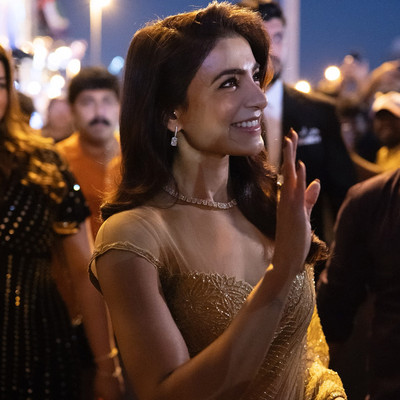 కొద్ది రోజులుగా సమంత ఎక్కడ కనిపించినా దర్శకుడు రాజ్ నిడమోరు కూడా ఆమె పక్కనే ఉంటున్నారు. ముఖ్యంగా సమంత నిర్మాతగా మారి శుభం సినిమా తెరకెక్కిచటం మొదలు పెట్టిన తరువాత ఇద్దరు రెగ్యులర్గా కెమెరాల కంటపడుతున్నారు. దీంతో ఈ ఇద్దరి మధ్య సంథింగ్ సంథింగ్ నడుస్తుందన్న న్యూస్ సోషల్ మీడియాలో చక్కర్లు కొడుతోంది.