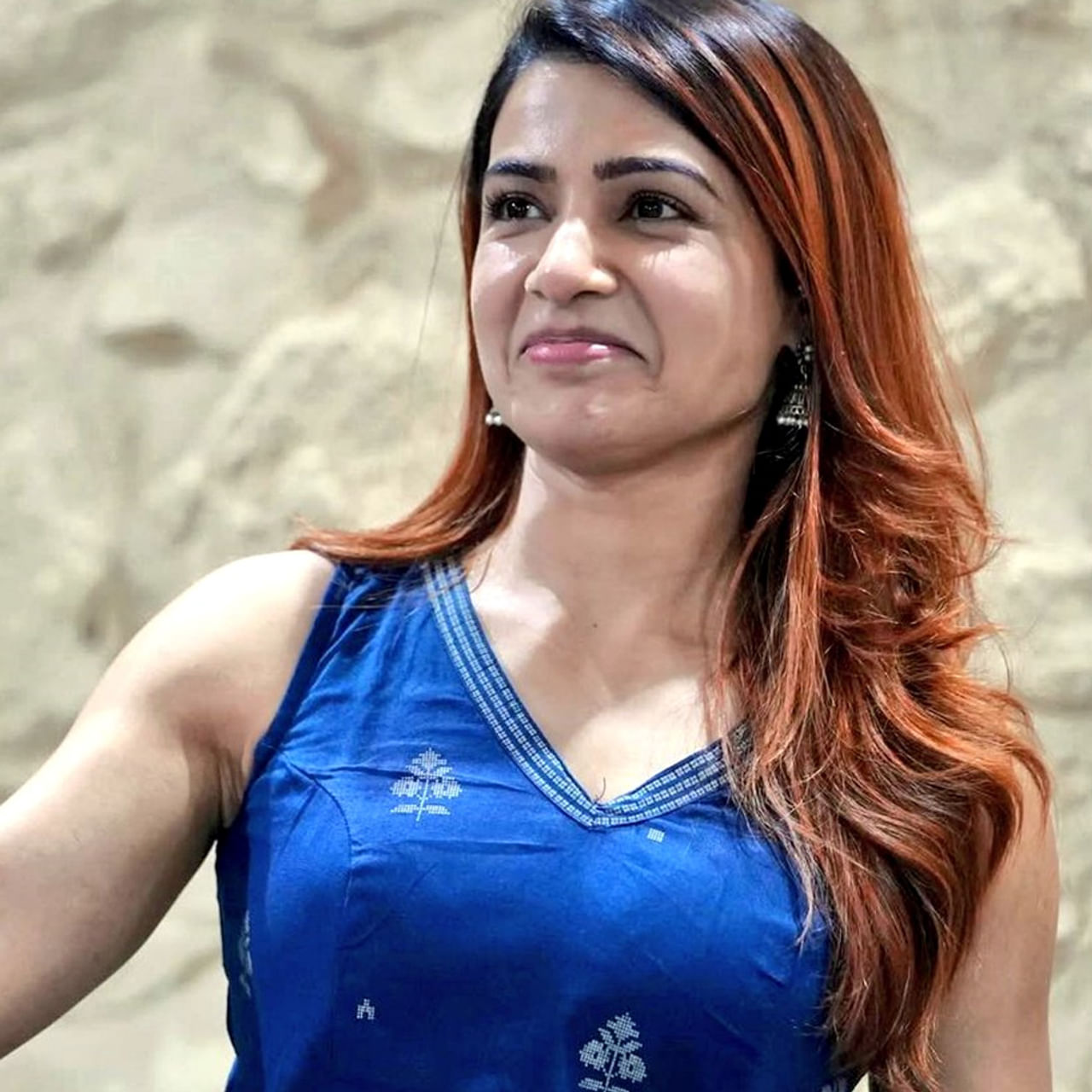 జనరల్లీ సిల్వర్ స్క్రీన్ మీద బిజీగా ఉన్న హీరోయిన్ల పేర్లే న్యూస్ హెడ్ లైన్స్ లో కనిపిస్తూ ఉంటాయి. కానీ ఈ రూల్ ను బ్రేక్ చేస్తున్నారు కొంతమంది అందాల భామలు. పెద్దగా సినిమాలు లేకపోయినా వార్తల్లో ఉండేందుకు ఏదో ఒక ప్రయత్నం చేస్తూనే ఉంటారు. 