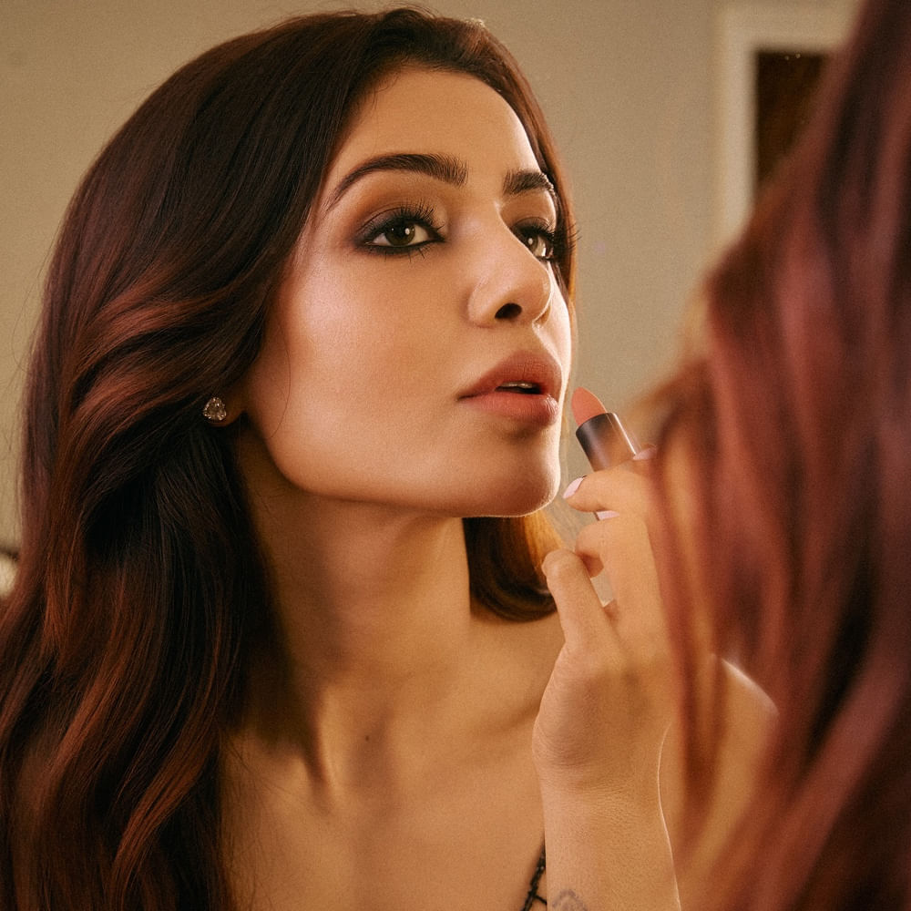 మరోసారి అదిరిపోయే హాట్ షో చేసారు. ఈమె ఫోటోలు ప్రస్తుతం వైరల్ అవుతున్నాయి. మొత్తానికి సినిమాలకు కాస్త డిస్టేన్స్ మెయింటేన్ చేస్తున్నా.. అభిమానులకు మాత్రం అస్సలు దూరం కావట్లేదు ఈ బ్యూటీ. 