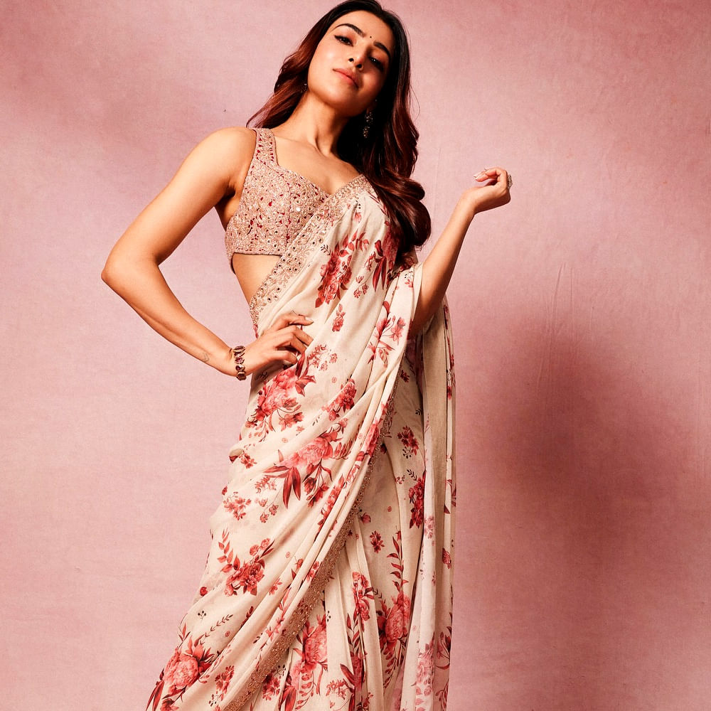  స్టార్ హీరోయిన్ సమంత ఏడాది పాటు సినిమాలకు బ్రేక్ ఇచ్చి ఇప్పుడు తిరిగి సినిమాలతో బిజీగా మారనుంది. తక్కువ సమయంలో స్టార్ హీరోయిన్‌గా మారిపోయిన సమంత.. టాలీవుడ్ లో దాదాపు అందరు స్టార్ హీరోలతో నటించారు. సమంత అందానికి, నటనకు ఫిదా కానీ కుర్రాడు ఉండడు. తన నటనతో అందంతో ఎంతో మంది అభిమానులను సొంతం చేసుకుంది.