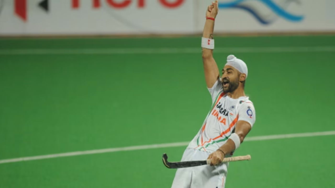 భారత మాజీ హాకీ ఆటగాడు సందీప్ సింగ్పై జూనియర్ అథ్లెటిక్స్ కోచ్ లైంగిక వేధింపుల ఆరోపణలు చేశాడు. మహిళా కోచ్ 2022 డిసెంబర్ 31న సందీప్ సింగ్ పై ఎఫ్ఐఆర్ నమోదు చేసింది. దీనిలో, జూలై 2021లో సెక్టార్ 7లోని తన నివాసంలో సందీప్ తనను లైంగికంగా వేధించాడని బాధితురాలు ఆరోపించింది. అయితే, హర్యానా ప్రభుత్వంలో మంత్రిగా ఉన్న సందీప్ సింగ్ ఈ ఆరోపణలు అబద్ధమని తెలిపాడు.