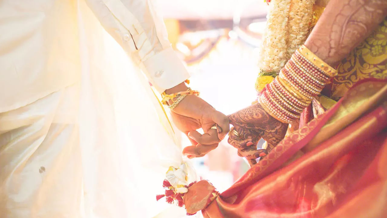 మొదటి అడుగు - పోషణ (ఆహారం, జీవనోపాధి కోసం ప్రతిజ్ఞ): మొదటి అడుగులో, జంట ఒకరికొకరు సహాయం చేసుకుంటామని, వారి ఇల్లు పోషణ, సమృద్ధితో నిండి ఉండేలా చూసుకుంటామని ప్రతిజ్ఞ చేస్తారు. వారు తమ వనరులను పంచుకుంటామని మరియు జీవితంలోని అన్ని అంశాలలో ఒకరినొకరు ఆదరిస్తామని వాగ్దానం చేస్తారు.