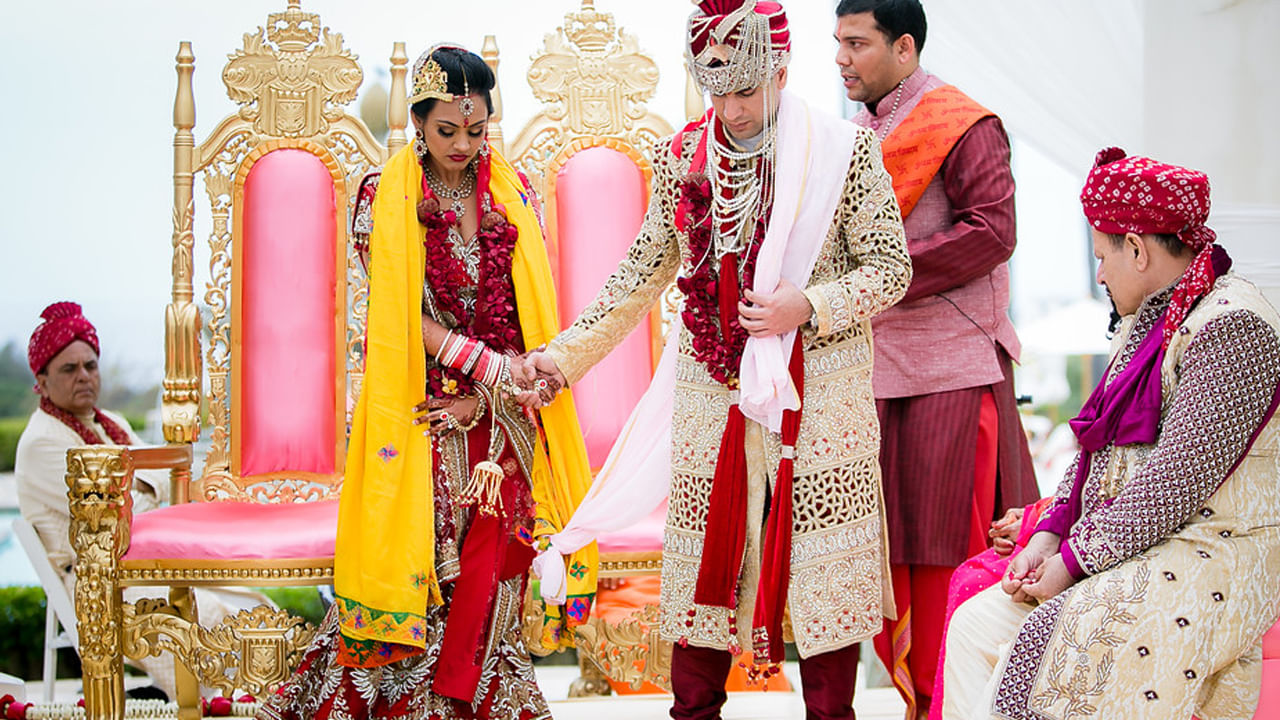 నాల్గవ అడుగు - కుటుంబం (కుటుంబం, పరస్పర మద్దతు కోసం ప్రతిజ్ఞ): నాల్గవ అడుగులో, జంట ఒకరి కుటుంబాలకు ఒకరు మద్దతు ఇచ్చి, శ్రద్ధ వహిస్తామని ప్రతిజ్ఞ చేస్తారు. వారు కుటుంబ విలువలను నిలబెట్టుకుంటామని, ప్రేమపూర్వకమైన కుటుంబ వాతావరణాన్ని సృష్టిస్తామని ప్రతిజ్ఞ చేస్తారు.