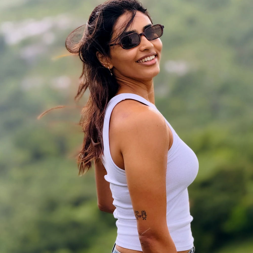 తమ్ముడు సినిమాతో పాటు కాంతార 2లోనూ నటిస్తుంది ఈ ముద్దుగుమ్మ. ఈ సినిమా కాంతార సూపర్ హిట్ అయిన తర్వాత ఆమెకు చాలా ఆఫర్లు వచ్చాయి. కానీ, ఈ అమ్మడు మాత్రం ఆచితూచి అడుగులేస్తోంది. ‘ది వాక్సిన్ వార్’ సినిమా ద్వారా హిందీ చిత్రసీమకు పరిచయమైన సప్తమి ఇప్పుడు తెలుగులో అడుగు పెడుతుంది. 