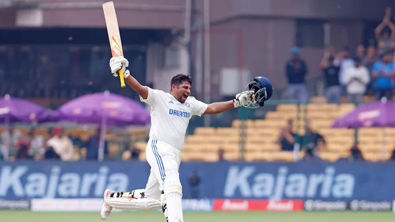 76 బంతుల్లోనే సెంచరీ: ఇంగ్లాండ్లోని బెక్కెన్హామ్ కౌంటీ క్రికెట్ గ్రౌండ్లో జరుగుతున్న ఈ వార్మప్ మ్యాచ్లో ఇండియా 'ఏ' తరపున ఆడిన సర్ఫరాజ్ ఖాన్ కేవలం 76 బంతుల్లోనే 101 పరుగులు చేసి మెరుపు ఇన్నింగ్స్ ఆడాడు. అతని ఈ ఇన్నింగ్స్లో 15 ఫోర్లు, 2 భారీ సిక్సర్లు ఉన్నాయి. ప్రధాన భారత టెస్ట్ జట్టులో జస్ప్రీత్ బుమ్రా, మహ్మద్ సిరాజ్, ప్రసిధ్ కృష్ణ వంటి సీనియర్ బౌలర్లు ఉన్నప్పటికీ, సర్ఫరాజ్ వారి బౌలింగ్ను సమర్థవంతంగా ఎదుర్కొని పరుగులు రాబట్టాడు. తన సెంచరీ పూర్తైన తర్వాత, మిగిలిన ఆటగాళ్లకు అవకాశం ఇవ్వడానికి వ్యూహాత్మకంగా రిటైర్డ్ అవుట్ అయ్యాడు.
