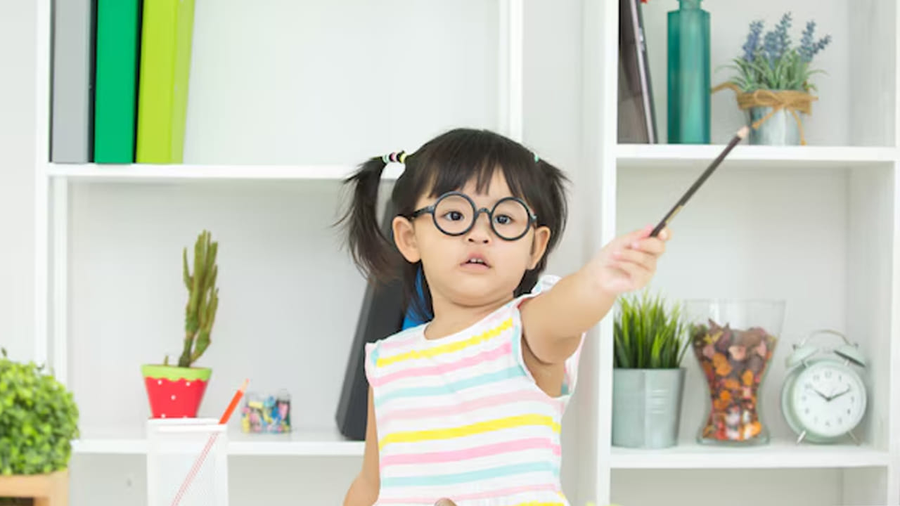 అయితే పిల్లలను స్కూల్‌కు పంపించాలంటే? తప్పకుండా తల్లిదండ్రుల ఈ చిన్నపనులు చేయాలంట. అవి  కొందరు పిల్లలు ఫస్ట్ టైమ్ బడికి వెళ్తున్నట్లు అయితే వారు తమ తల్లిదండ్రులను విడిచి ఉండటానికి ఇష్టపడరు. స్కూల్‌లో దింపిన తర్వాత కూడా మా అమ్మనాన్న వస్తారా? ఎప్పుడు వస్తారు అంటూ వారి గురించే ఆలోచిస్తుంటారు. ఇంక కొంత మంది పిల్లలు, మా అమ్మనాన్న నన్ను వదిలేసి వెళ్లిపోయారా ఏంటీ అని భయపడిపోయి, భయాందోళనకు గురి అవుతారు.