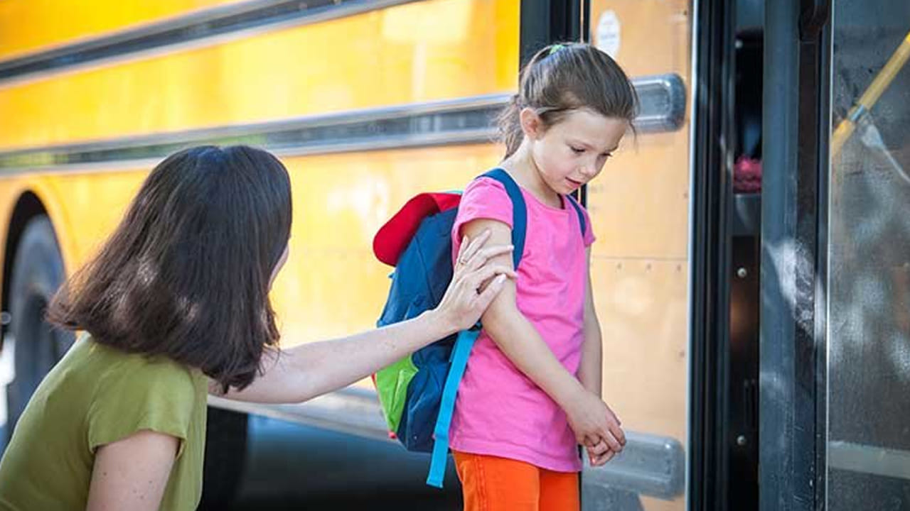 సమ్మర్ హాలీడేస్ అయిపోయి, స్కూల్స్ రీ ఓపెన్ అయిపోయాయి. దీంతో చాలా మంది పిల్లలు స్కూల్‌కు వెళ్లనంటూ మారం చేస్తుంటారు. ముఖ్యంగా ఇప్పుడే క్లాసెస్ స్టార్ట్ కావు, రేపు వెళ్తాను, ఎల్లుండి వెళ్తానంటూ స్కూల్ కు వెళ్లడాన్ని పోస్ట్ పోన్ చేస్తూ ఉంటారు. ఇంకొంత మంది అయితే బడికి వెళ్లనంటూ మొండికేసి కూర్చొంటారు. అలాంటి వారిని స్కూల్‌కు పంపించడం తల్లిదండ్రులకు పెద్ద టాస్కే.