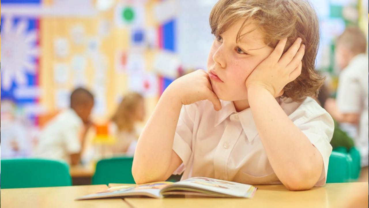 దీంతో స్కూల్ చూస్తేనే భయపడి పోవడం, స్కూల్ నుంచి ఇంటికి వచ్చాక కూడా ఏడవడం, స్కూల్ యూనిఫామ్ వేసుకోకపోవడం వంటి యాంగ్జయిటీ డిజార్డర్ లక్షణాలు కనిపిస్తాయి. అందుకే తల్లిదండ్రులు స్కూల్స్ స్టార్ట్ అయ్యే ముందే, స్కూల్ గురించి పాజిటివ్ విషయాలు చెప్పాలి. ఫోన్ కు దూరం పెట్టాలి. మంచి బుక్స్, చాలా మంది ఫ్రెండ్స్ ఉంటారు... నువ్వు స్కూల్ కి వెళ్తే మంచి స్థాయికి వెళ్తావు ఇలా చెప్పి వారికి బడి అంటే ఇష్టం పుట్టేలా చేయాలంట.