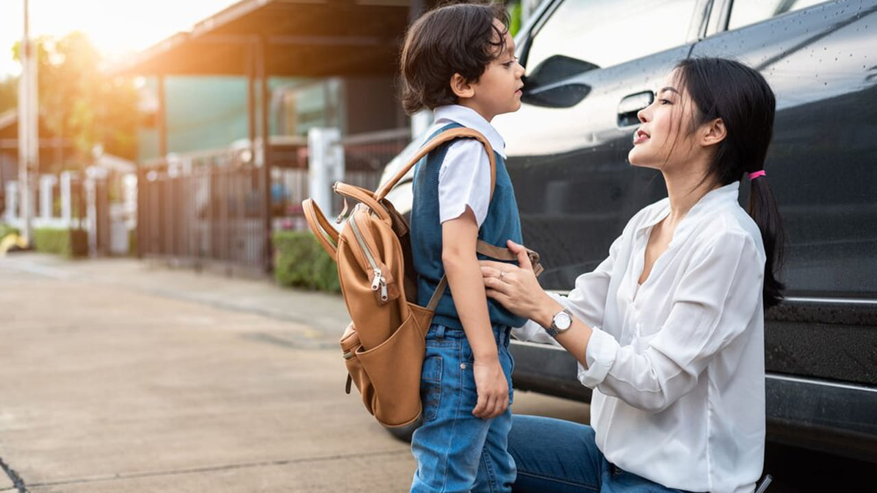 అదే విధంగా, మీ పిల్లలు బడికి వెళ్లడానికి ఎందుకు ఇష్టం చూపడం లేదో వారినే అడిగి అసలైన సమాధానం తెలసుకోండి. తర్వాత దానికి మీరు ఏం చేయాలో ఆలోచించి, వారిని ఆ సమస్య నుంచి బయటపడేయండి. ఇలా చేయడం వలన మీ పిల్లల్లో స్కూల్ భయం అనేది తగ్గిపోయి, వారు ఆనందంగా బడికి వెళ్తుంటారు.