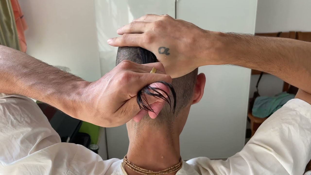 బ్రాహ్మణులు సహస్రారం స్థానంలో శిఖను ఉంచుతారు. వారి సహస్రారంపై ఉన్న వెంట్రుకలు వారి చక్రాలను సమతుల్యం చేయడంలో సహాయపడతాయి. ఇది వారి ఆధ్యాత్మిక మేల్కొలుపుకు కూడా సహాయపడుతుంది. హిందూ విశ్వాసం ప్రకారం.. ఆత్మ శరీరాన్ని అత్యున్నత చక్రం లేదా సహస్రారం ద్వారా వదిలివేస్తుందని ప్రజలు నమ్ముతారు. సహస్రారంపై ఉన్న శిఖ, శరీరం నుంచి ఆత్మ కదలికకు సహాయపడుతుందని పండితులు అంటారు.