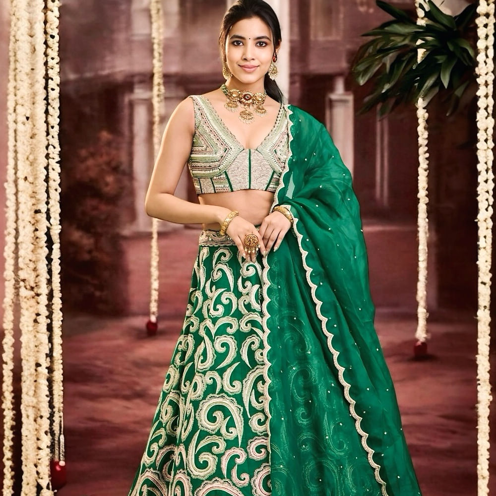 మరికొంతమందికి ఈ మధ్య సోషల్ మీడియా పుణ్యమా అని హీరోయిన్ అవకాశాలు అందుకుంటున్నారు. ఇప్పటికే చాలా మంది హీరోయిన్స్ అలా వచ్చిన వారే.. అయితే ఇప్పుడు మనం చూస్తున్న హీరోయిన్ కూడా విచిత్రంగా హీరోయిన్ గా మారిపోయింది. హీరోయిన్ పాత్ర కోసం ఆడిషన్ కు వెళ్తే అనుకోకుండా హీరోయిన్ గా మారిపోయింది ఈ ముద్దుగుమ్మ.