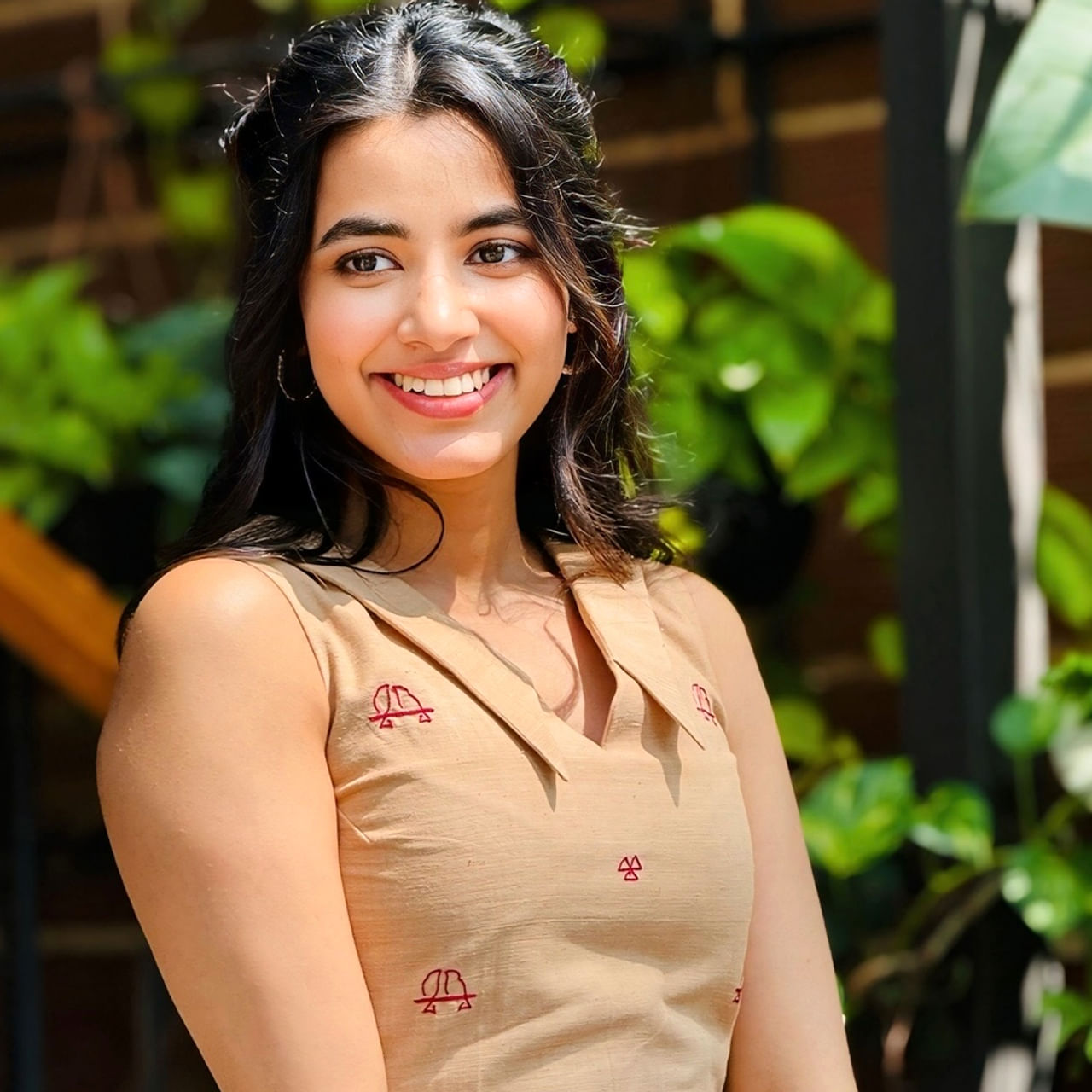 ఇండస్ట్రీలో కొత్త అందాలు ప్రేక్షకులను ఉక్కిరిబిక్కిరి చేస్తున్నాయి. కొత్త కొత్త హీరోయిన్ ప్రేక్షకులను అలరిస్తున్నారు. సినిమా సినిమాకు కొత్త హీరోయిన్స్ పరిచయం అవుతూ దూసుకుపోతున్నారు. ఇక చాలా మంది హీరోయిన్స్ కు అవకాశాలు చాలా చిత్ర విచిత్రంగా వస్తుంటాయి. కొంతమంది ఎంతో కష్టపడి అవకాశాలను అందుకుంటున్నారు.