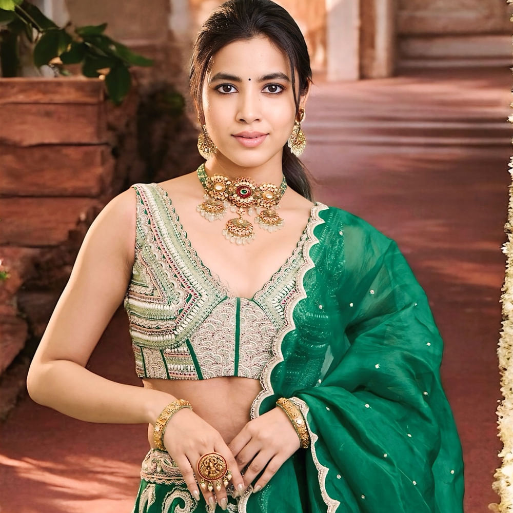 అయితే ఆడిషన్ తీసుకున్న తర్వాత హీరోయిన్ గానే తీసుకుంటున్నారు అని చెప్పారు. అయితే మొదటి రోజు షూటింగ్ జరిగే వరకు నేనే హీరోయిన్ అనేది నమ్మలేకపోయా.. అని తెలిపింది. ఇక సోషల్ మీడియాలో ఈ చిన్నది చాలా యాక్టివ్ గా ఉంటూ అభిమానులను అలరిస్తుంది.