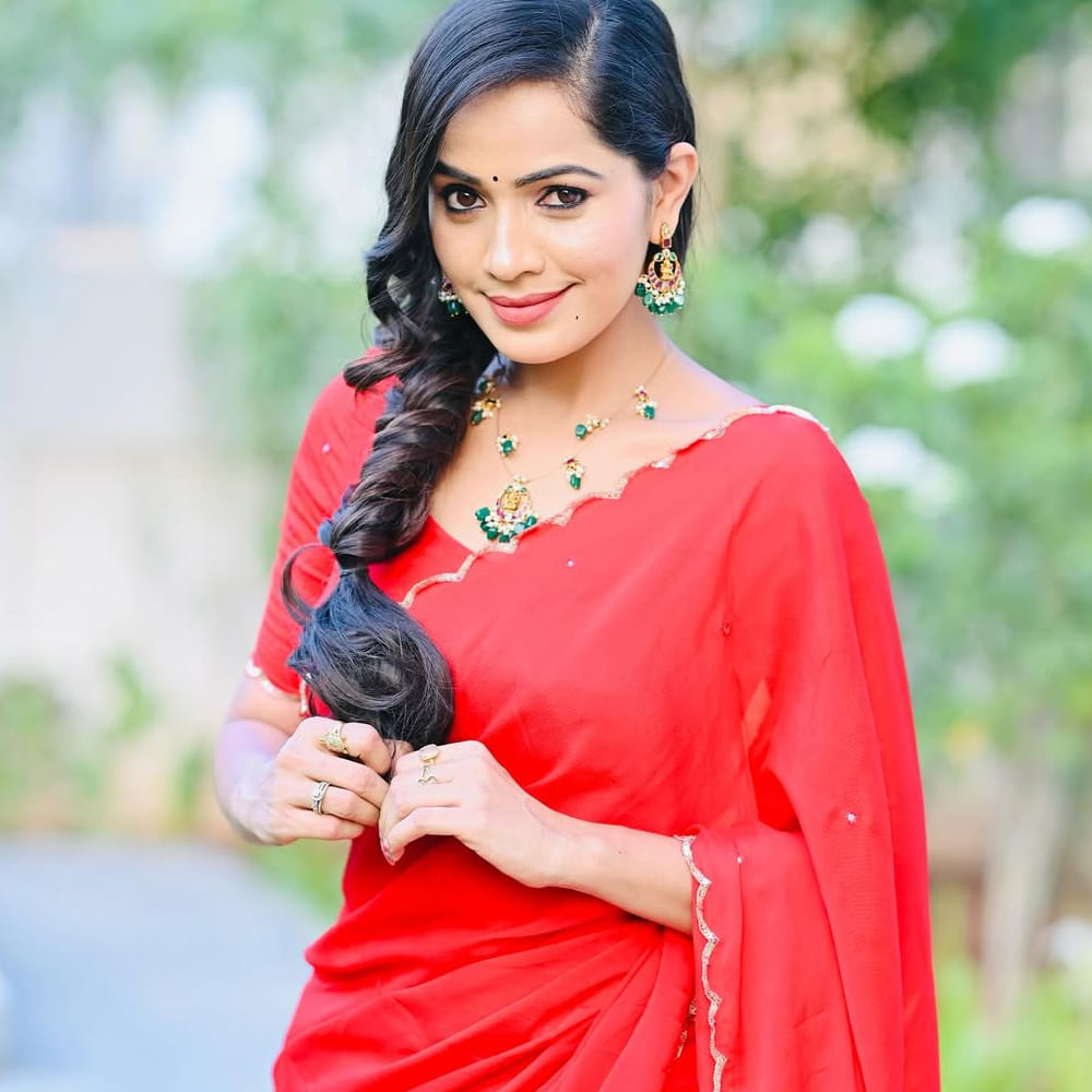 ఇటీవలే తన ప్రియుడితో నిశ్చితార్థం జరుపుకున్న శోభా.. త్వరలోనే పెళ్లి పీటలెక్కనుంది. కార్తీక దీపం నటుడు యశ్వంత్ తో శోభా శెట్టి కొన్నాళ్లుగా ప్రేమలో ఉన్న సంగతి తెలిసిందే. తన ప్రియుడిని బిగ్ బాస్ స్టేజ్ పై పరిచయం చేసింది. ప్రస్తుతం యశ్వంత్ బుల్లితెరపై పలుసీరియల్స్ చేస్తున్నారు. 