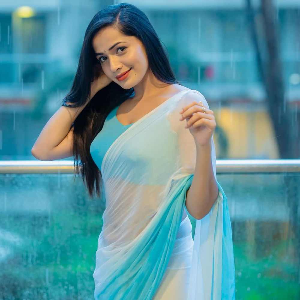 ఆమె మరెవరో కాదండి.. కార్తీక దీపం సీరియల్ ద్వారా మోనిత పాత్రతో తెగ ఫేమస్ అయిన శోభా శెట్టి. ఇందులో నెగిటివ్ షేడ్స్ ఉన్న పాత్రలో తనదైన నటనతో అదరగొట్టేసింది. ఈ సీరియల్లో డాక్టర్ బాబు, వంటలక్కతోపాటు శోభాకు సైతం సెపరేట్ ఫ్యాన్ ఫాలోయింగ్ ఉండేది. 