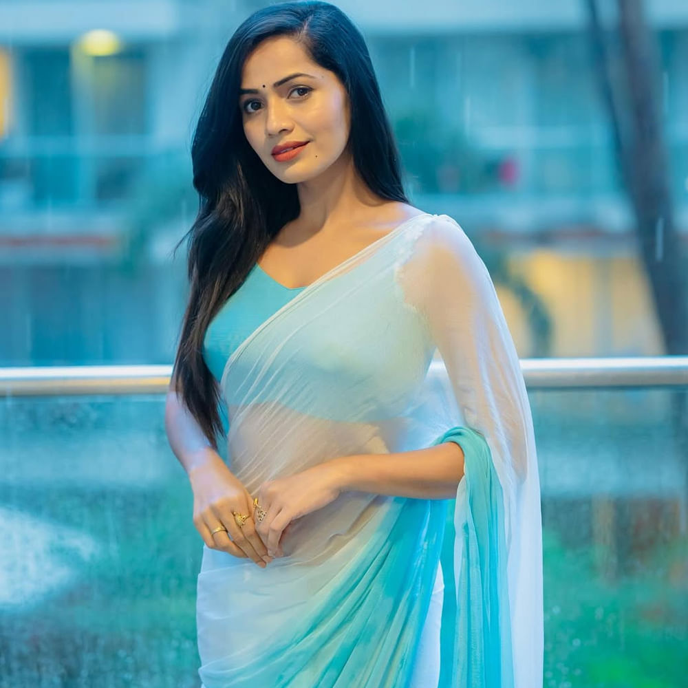 శోభా శెట్టి.. కార్తీక దీపం తర్వాత బిగ్ బాస్ రియాల్టీ షోలోకి అడుగుపెట్టి విపరీతమైన నెగిటివిటీని సొంతం చేసుకుంది. ఈ షో నుంచి బయటకు వచ్చిన తర్వాత మరో సీరియల్ చేయలేదు. కానీ ఇప్పుడు సోషల్ మీడియాలో చాలా యాక్టివ్ గా ఉంటూ నిత్యం క్రేజీ ఫోటోస్ షేర్ చేస్తుంది. 