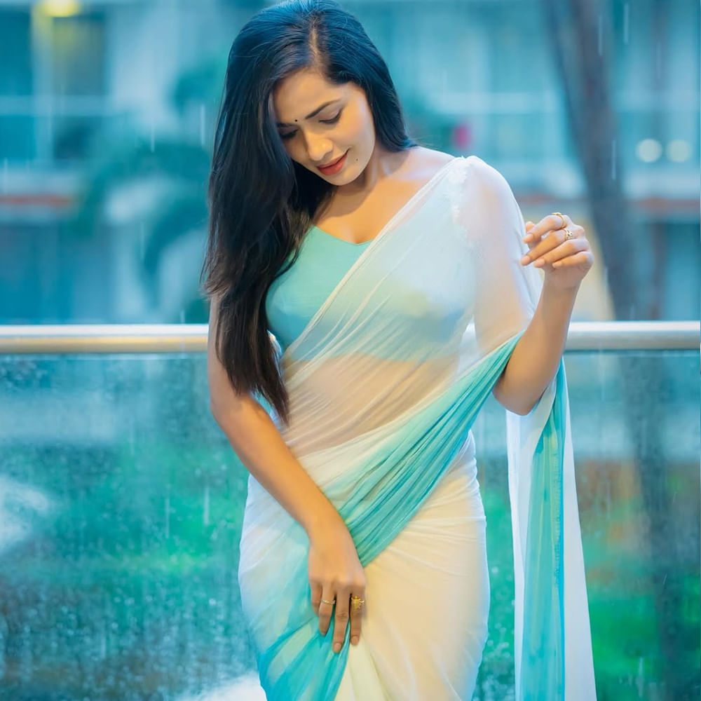  సీరియల్లో విలన్ పాత్రతో రఫ్పాడించింది. కానీ అందంలో కుర్రకారును మాయ చేసింది. ప్రస్తుతం ఈ అమ్మడు లేటేస్ట్ సారీ లుక్ ఫోటోస్ నెట్టింట తెగ వైరలవుతున్నాయి. తెల్ల చీరలో మెస్మరైజ్ చేస్తుంది ఈ ముద్దుగుమ్మ. మోనితా పాత్రతో తెలుగు ప్రేక్షకులకు దగ్గరయ్యింది. 