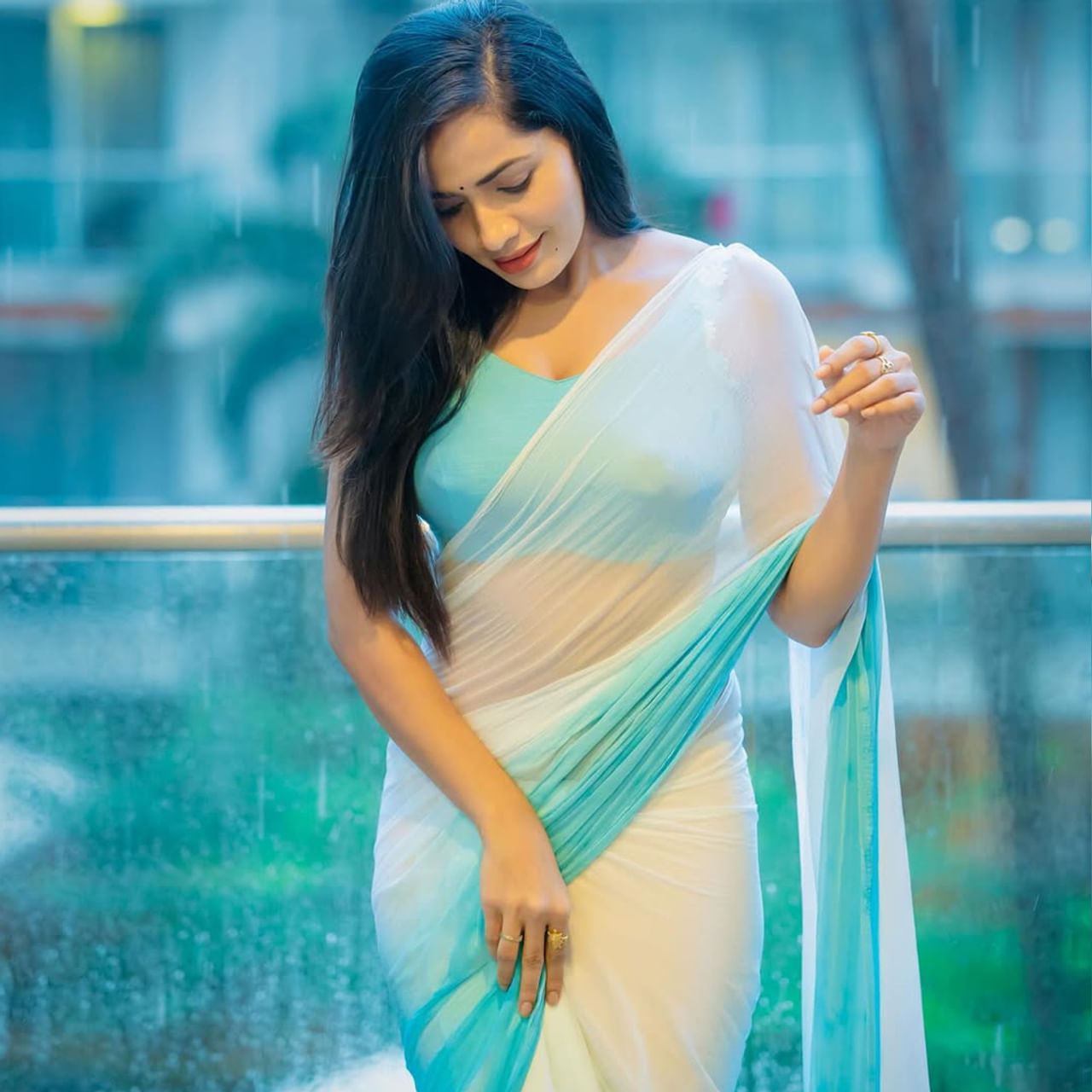  సీరియల్లో విలన్ పాత్రతో రఫ్పాడించింది. కానీ అందంలో కుర్రకారును మాయ చేసింది. ప్రస్తుతం ఈ అమ్మడు లేటేస్ట్ సారీ లుక్ ఫోటోస్ నెట్టింట తెగ వైరలవుతున్నాయి. తెల్ల చీరలో మెస్మరైజ్ చేస్తుంది ఈ ముద్దుగుమ్మ. మోనితా పాత్రతో తెలుగు ప్రేక్షకులకు దగ్గరయ్యింది. 