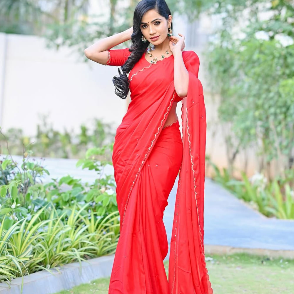  హీరోయిన్లకు ఏమాత్రం తీసిపోని అందంతో ఉన్న ఈ అమ్మడు సీరియల్స్ లో ప్రధాన పాత్రలు కాకుండా పవర్ ఫుల్ విలన్ పాత్రలతోనే ప్రేక్షకులకు దగ్గరయ్యింది. బుల్లితెరపై అందమైన విలన్ గా క్రేజ్ సొంతం చేసుకుంది. తాజాగా ఈ అమ్మడు నెట్టింట షేర్ చేసిన ఫోటోస్ ఆకట్టుకుంటున్నాయి. 