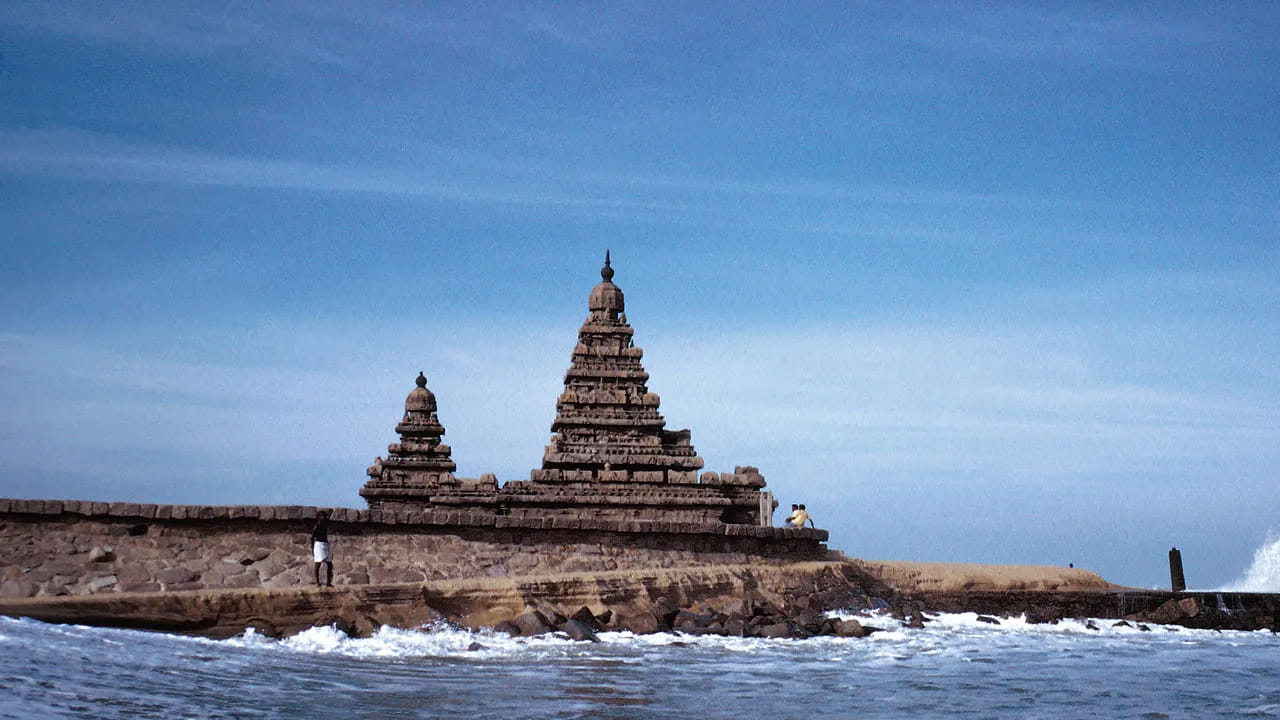 షోర్ టెంపుల్, మహాబలిపురం, తమిళనాడు: మహాబలిపురంలోని షోర్ టెంపుల్ దక్షిణ భారతదేశంలోని పురాతన రాతి ఆలయాలలో ఒకటి. ఇది 8వ శతాబ్దంలో బంగాళాఖాతం ఒడ్డున నిర్మించబడింది. రాతి గోడలపై చెక్కడాలు చాలా హిందూ పురాణాల దృశ్యాలను వివరంగా చూపుతాయి. ఈ ఆలయాన్ని ప్రత్యేకంగా చేసేది ఏమిటంటే ఇది సముద్రానికి చాలా దగ్గరగా ఉంటుంది. దీన్ని కచ్చితంగా చూడాలి.