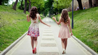 భర్త భార్య పాదాలను తాకడం మంచిదేనా?