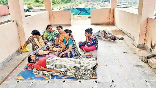 అయ్యో ఎంత ఘోరం.. బతికుండగానే శ్మశాన వాటికకు!