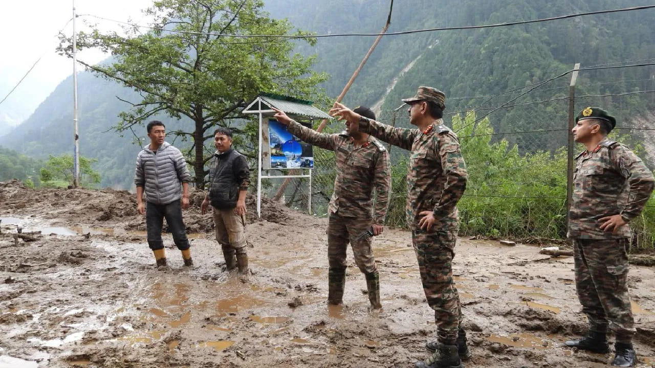 గత గురువారం ఉత్తర సిక్కింలోని ఉప్పొంగుతున్న తీస్తా నదిలో వారు ప్రయాణిస్తున్న వాహనం పడటంతో 8 మంది పర్యాటకులు సహా 9 మంది గల్లంతయ్యారు. వారంతా మృతి చెంది ఉంటారని అనుమానిస్తున్నారు.
లాచెన్ నుండి దాదాపు 3 కి.మీ దూరంలో ఉన్న చాటేన్, కొండచరియలు విరిగిపడిన ప్రదేశాలలో ఒకటి, అనేక సైనిక శిబిరాలకు నిలయం.