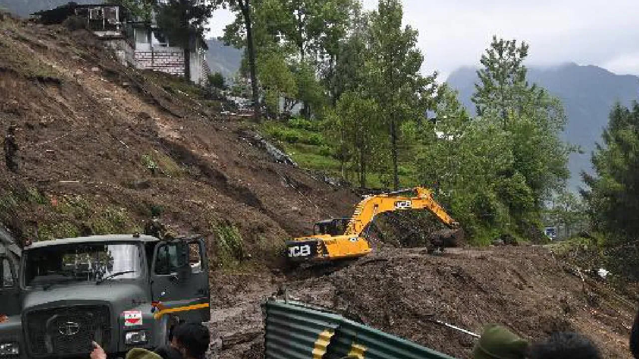 "ఉత్తర సిక్కింలోని చట్టేన్‌లో నిన్న కొండచరియలు విరిగిపడ్డాయి, దీని వలన సమీపంలోని నివాసం దెబ్బతింది. కొంతమంది ఉగ్రవాదులు సహా ముగ్గురు మృతదేహాలను స్వాధీనం చేసుకున్నారు. మరిన్ని గల్లంతైనట్లు అనుమానిస్తున్నారు. మృతుల గుర్తింపు ప్రక్రియ, శోధన కార్యకలాపాలు కొనసాగుతున్నాయి" అని సిక్కిం ప్రభుత్వం తెలిపింది.