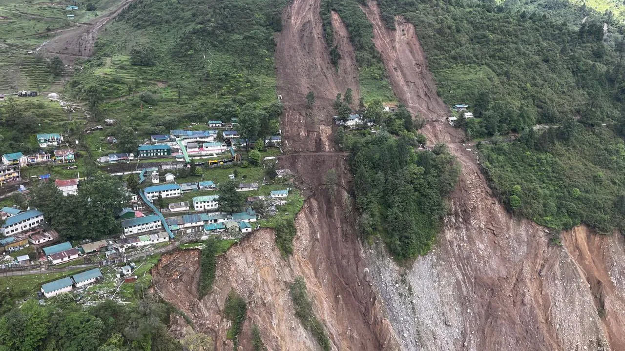 సిక్కింలోని చట్టేన్‌లో భారీ వర్షాల కారణంగా కొండచరియలు విరిగిపడిన ఘటనలో ముగ్గురు మరణించగా, 9 మంది భద్రతా సిబ్బంది గల్లంతయ్యారు. ఈ సంఘటన ఆదివారం రాత్రి 7 గంటల ప్రాంతంలో జరిగింది. మే 30 నుండి లాచుంగ్‌లో చిక్కుకున్న 1,600 మంది పర్యాటకులను ఈ ఉదయం రక్షించినట్లు అధికారులు తెలిపారు. లాచెన్ నదిలో నీటి మట్టం పెరిగిన తర్వాత చటాన్‌లోని ఒక ఆర్మీ క్యాంప్ వద్ద కొండచరియలు విరిగిపడ్డాయి. ముగ్గురు సైనిక సిబ్బంది మృతదేహాలను వెలికితీశారు, 9 మంది గల్లంతయ్యారు. సైన్యం సెర్చ్ ఆపరేషన్ కొనసాగుతోంది.