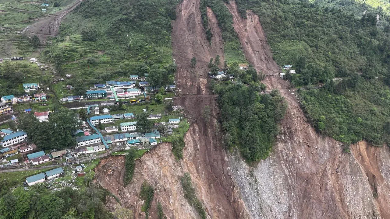సిక్కింలోని చట్టేన్‌లో భారీ వర్షాల కారణంగా కొండచరియలు విరిగిపడిన ఘటనలో ముగ్గురు మరణించగా, 9 మంది భద్రతా సిబ్బంది గల్లంతయ్యారు. ఈ సంఘటన ఆదివారం రాత్రి 7 గంటల ప్రాంతంలో జరిగింది. మే 30 నుండి లాచుంగ్‌లో చిక్కుకున్న 1,600 మంది పర్యాటకులను ఈ ఉదయం రక్షించినట్లు అధికారులు తెలిపారు. లాచెన్ నదిలో నీటి మట్టం పెరిగిన తర్వాత చటాన్‌లోని ఒక ఆర్మీ క్యాంప్ వద్ద కొండచరియలు విరిగిపడ్డాయి. ముగ్గురు సైనిక సిబ్బంది మృతదేహాలను వెలికితీశారు, 9 మంది గల్లంతయ్యారు. సైన్యం సెర్చ్ ఆపరేషన్ కొనసాగుతోంది.