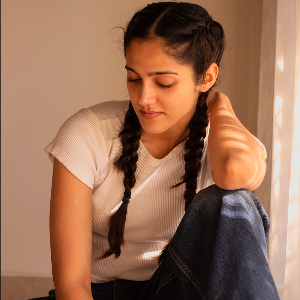 తాజాగా సిమ్రాన్ చౌదరి షేర్ చేసిన ఫోటోలు ఇప్పుడు సోషల్ మీడియాను షేక్ చేస్తున్నాయి. ఈ బ్యూటీఫుల్ ఫోటోలను నెటిజన్స్ తెగ షేర్ చేస్తున్నారు. కుర్రాళ్ళు ఈ ఫోటోలకు కొంటె కామెంట్స్ చేస్తున్నారు.