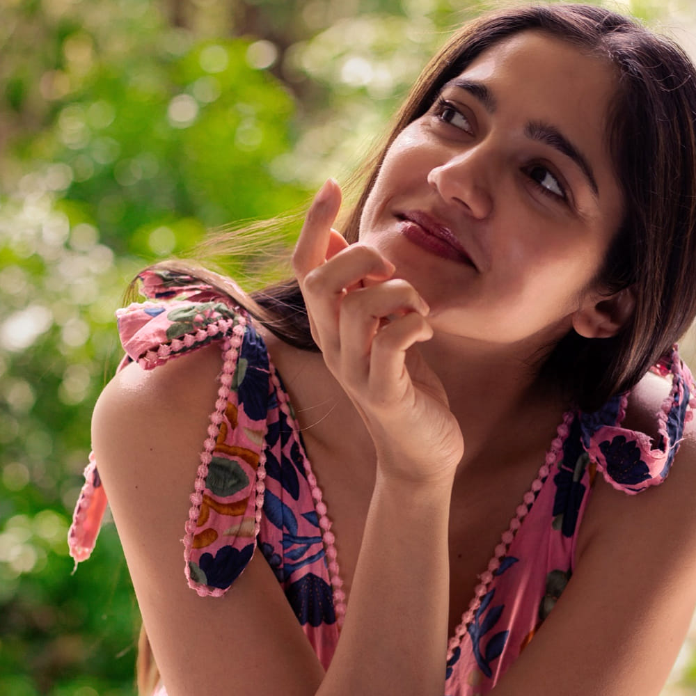 సిమ్రాన్ చౌదరి గుర్తుందా.? ఈ నగరానికి ఏమైంది సినిమాతో మంచి గుర్తింపు తెచ్చుకుంది ఈ చిన్నది. సిమ్రాన్ తన కెరీర్ను మోడల్గా ప్రారంభించింది మరియు 12 ఏళ్ల వయసులో కమర్షియల్ యాడ్స్లో నటించడం మొదలుపెట్టింది.