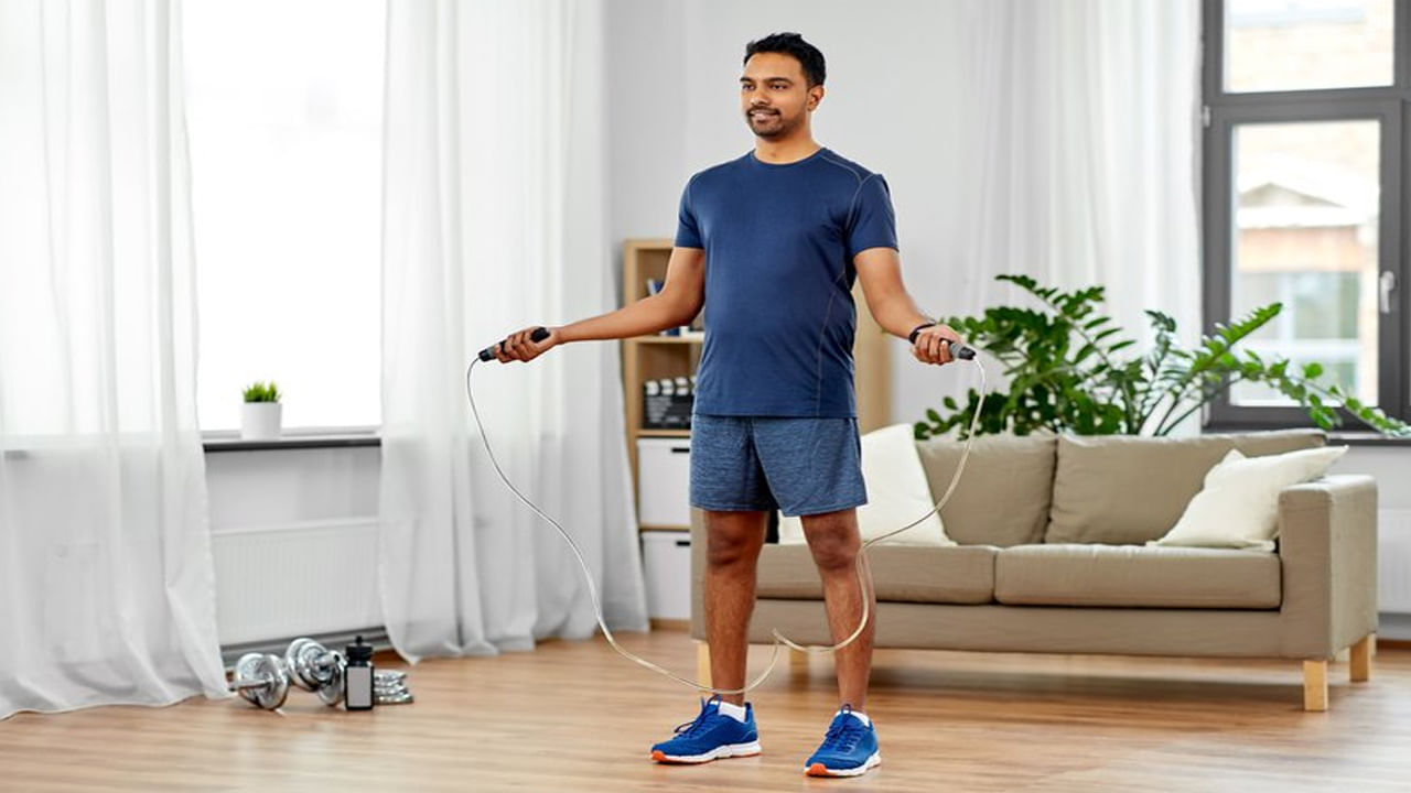 రోజూ 15 నిమిషాల పాటు స్కిప్పింగ్ చేయడం వల్ల ఎముకలు బలంగా, దృఢంగా మారతాయి. తద్వారా ఆస్టియోపోరోసిస్ వంటి సమస్యలు రాకుండా కాపాడుకోవచ్చు. కండరాల బలంస్కిప్పింగ్ చేయడం వల్ల కాళ్లు, చేతి కండరాలతో పాటు పొత్తి కడుపు కండరాలు బలంగా మారతాయి. ఫిట్‌గా కనిపిస్తాయి. బాడీ ఫిట్‌గా కనిపిస్తుంది.