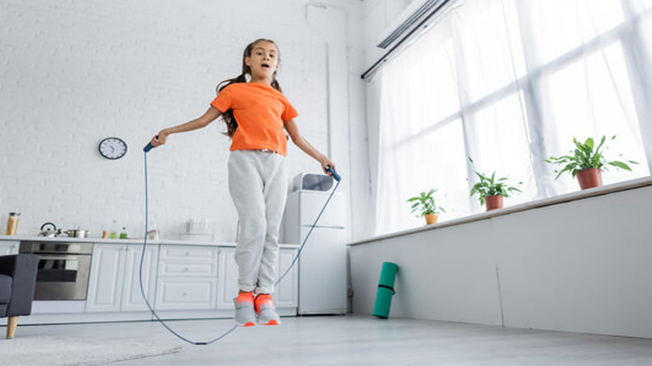 స్కిప్పింగ్ చేయడం వల్ల 15 నిమిషాల్లో దాదాపు 150-200 కేలరీలు ఖర్చవుతాయి. తద్వారా కొవ్వు సులువుగా కరిగిపోయి బరువు అదుపులో ఉంటుంది. బరువు తగ్గే ప్రయత్నంలో ఉన్నవారు స్కిప్పింగ్‌ చేయటం వల్ల మంచి రిజల్ట్స్‌ ఇస్తుంది. స్కిప్పింగ్‌లో మనం జంప్‌ చేస్తూ ఉంటాం.. ఓ పది నిమిషాల పాటు స్కిప్పింగ్ చేయడం వల్ల ఒక మైలు పరిగెత్తిన దాంతో సమానమని నిపుణులు అంటున్నారు.