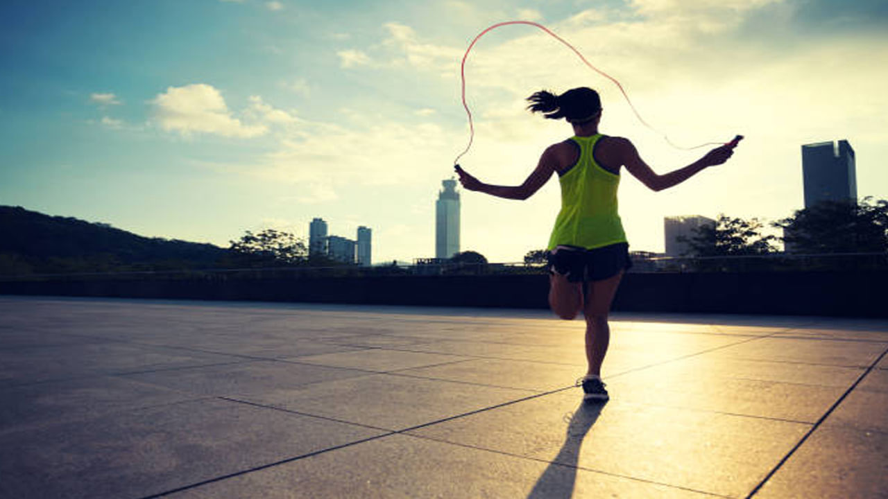 రోజూ కాసేపు స్కిప్పింగ్ చేయడం ద్వారా బాడీ బ్యాలెన్స్ పెరుగుతుంది. నడిచే సమయంలో బాడీ స్థిరంగా ఉంటుంది. శరీరం తుల్లడం వంటి సమస్యలు ఉండవు. స్టామినారోజూ 15 నిమిషాలు స్కిప్పింగ్ చేయడం వల్ల స్టామినా రెట్టింపు అవుతుంది. తద్వారా శారీరక పనులు చేసే సామర్థ్యం పెరుగుతుంది. ఫిట్‌నెస్ రెట్టింపుగా అనిపిస్తుంది.