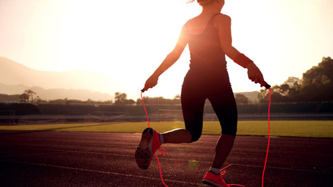 స్కిప్పింగ్‌ చేయడం వల్ల ఎండార్ఫిన్ హార్మోన్ రిలీజ్ అవుతుంది. ఇది ఒత్తిడి, ఆందోళన వంటి సమస్యలు నివారిస్తుంది. తద్వారా మంచి మూడ్ లభిస్తుంది. స్కిప్పింగ్ చేయడం వల్ల ఏకాగ్రత పెరుగుతుంది. రోప్ ఎగరేస్తూ మెదడుకు పనిచెప్పడం వల్ల ఫోకస్ కూడా పెంచుకోవచ్చు. తద్వారా మెదడు చురుగ్గా పనిచేస్తుంది.